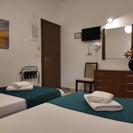 Marybill Hotel Perissa (Santorini)