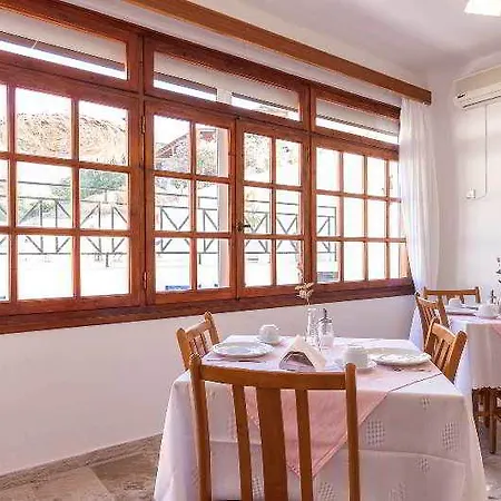 Marybill 4* Perissa (Santorini)